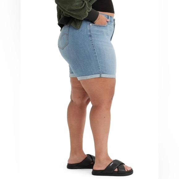 NWOT Levi's Women's Mid Length Shorts in Medium Indigo - Picture 2 of 3